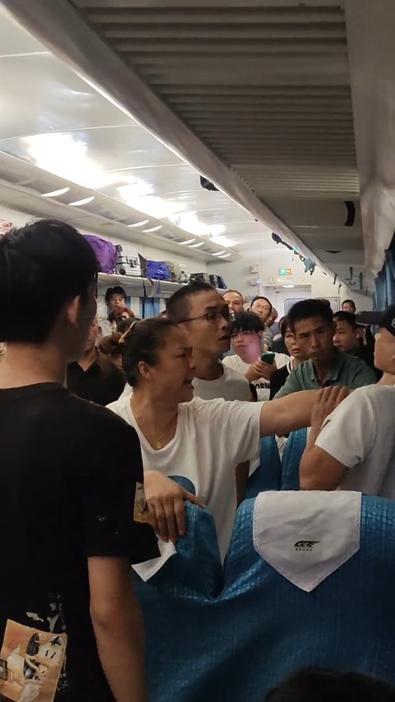 在中国,说一句“中国不行”,真的会惹祸上身 广东一列火车上,一名男子与同行朋友谈到中国某方面落后国外,被周围乘客认为是在“侮辱中国人”。一名女乘客站出来说:“我就是中国人,我就是不允许你说我们中国不行。”随后上前锁喉,要求男子道歉,甚至得到部分乘客支持。 这件事最值得讨论的,不是谁更爱国,而是民族情绪如何一步步从:“我不同意你的观点”,变成“你没有资格这么说”。 更值得玩味的是,一些媒体报道这件事时,也只是用一句“男子发表不当言论”带过。什么叫“不当”?如果连具体说了什么都不愿意讲清楚,公众又该如何判断这个“言论”究竟哪里不当? 承认差距,不等于否定国家;指出问题,也不等于侮辱民族。可怕的不是有人批判中国,而是连批判中国都被认为是不被允许的事。 当情绪取代了讨论,最后被保护的可能不是国家尊严,而是一个不允许被质疑的国家形象。