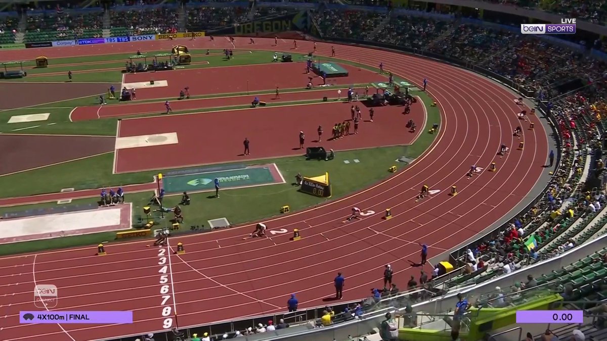 🥇🇺🇸 الولايات المتحدة تحطم الرقم القياسي العالمي في سباق التتابع 4×100 متر للشباب وتتوج بالميدالية الذهبية.