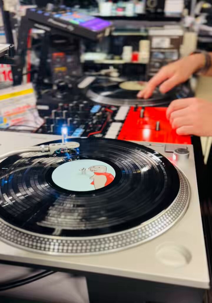 スクラッチ、これから始めたい人へ。 最初の1枚に迷ったら、これで間違いないです。 DJ QBert監修「Super Seal Breaks」Japan Edition、発売中🎧 バトルDJなら誰もが通る道の定番中の定番。針飛びの心配もないスキッププルーフ仕様。