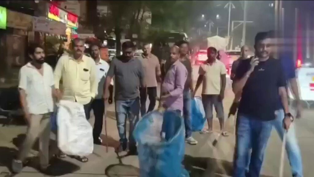 130 మందిని కరిచిన వీధికుక్క మహారాష్ట్రలోని కళ్యాణ్ టౌన్‌లో రోడ్డుపై కనిపించిన వారినల్లా ఓ కుక్క కరుస్తూ ఏకంగా 130 మందిని గాయపరిచింది. ఫిర్యాదులతో రంగంలోకి దిగిన మున్సిపల్ సిబ్బంది.. 7 గంటల పాటు శ్రమించి ఆ కుక్కను బంధించారు.