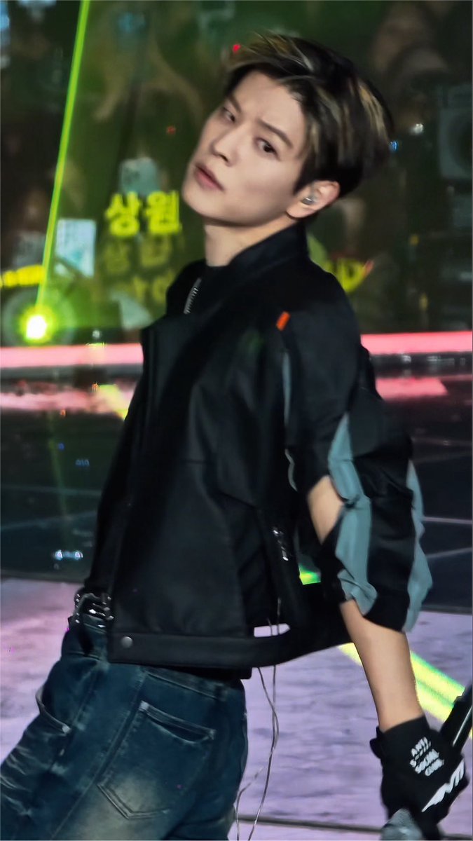 obsessed with the way you can see seungmin's dancing so well from this angle ugh he looks so good and his facial expressions are so chefs kiss
