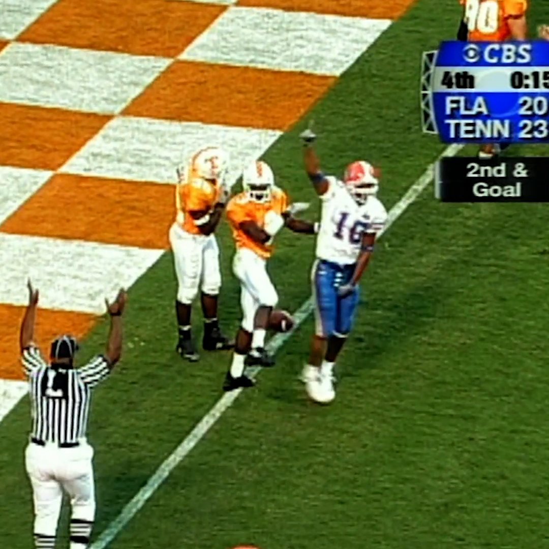 Jesse Palmer hits Jabar Gaffney on a clear and obvious catch to end Tennessee’s 23 game home win streak (2000)