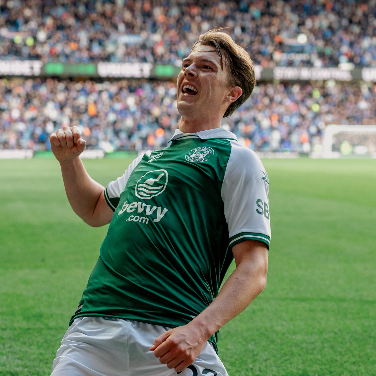 🪖 Utter bedlam Callum Wright's first goal in green and white wins it for the Hibees inside stoppage time 🕺💚