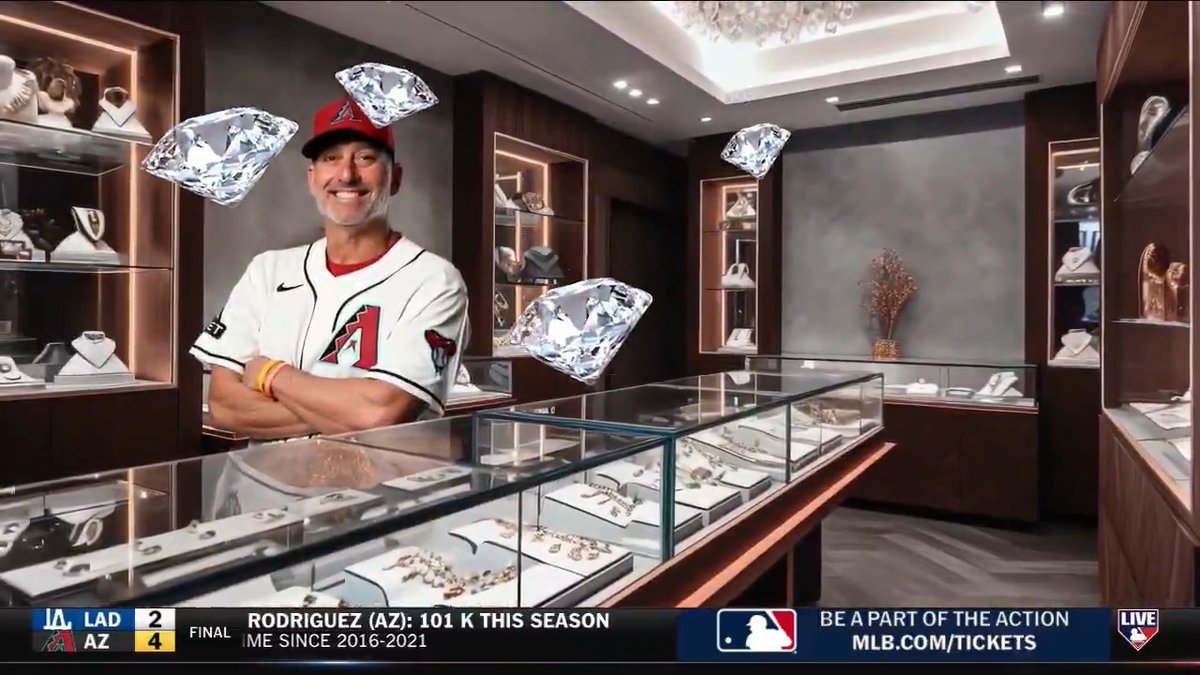 Torey Lovullo opened up a diamond exchange in Scottsdale after the Arizona Diamondbacks clinched the season series against the Dodgers!! 💎 #MLBCentral