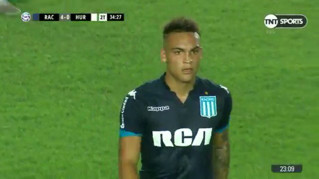 Lautaro siendo reemplazo después de hacer un hat trick en el cilindro. Define aura.
