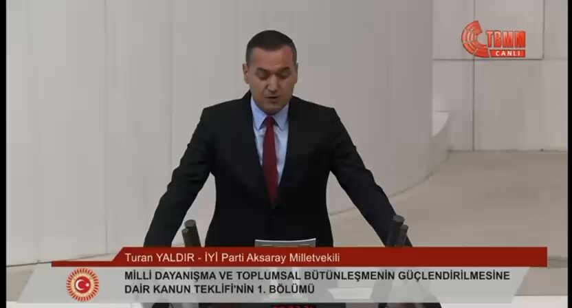 İYİ Parti Aksaray Milletvekili Turan Yaldır partilere tek tek seslendi, genel kurul buz kesti! Turan Yaldır: - Soruyorum AK Parti milletvekillerine: Katillere af muhafazakârlığın neresinde var? Kutsal kitabımız Kur'an-ı Kerim "Düşünmez misiniz? Akıl etmez misiniz?" diye tam 49 yerde emrediyor. Neden aklınız ve vicdanınızla hareket etmiyorsunuz? Şehidin hakkını teröriste nasıl feda ediyorsunuz? Hani "Terör örgütünden vicdan bekleyen vicdansızdır" diyordunuz ya? Soruyorum sizlere, bugün ne değişti? - Soruyorum eski ve yeni CHP'ye: "Atatürk'ün partisiyiz" diyorsunuz ya, bu mu sizin Atatürkçülüğünüz? Bu mu Cumhuriyete olan sadakatiniz? Bugün affı için sıraya girdiğiniz katillerin dedeleri de benzer kalkışmaları yaptığında Atatürk sizler gibi teröriste kucak mı açtı? Hem teröriste af kapısı açacaksınız hem de Atatürk'ün mirasından söz edeceksiniz. Sizler Gazi Mustafa Kemal'in kemiklerini sızlattınız. - Ve sesleniyorum eski baba ocağımıza: Ey ilk göz ağrımız, ey gönül yaramız, ey kara sevdamız; değer mi? Başbuğ Alparslan Türkeş'in ömrünü adadığı Türk milliyetçiliği davasına bu yakışır mı? Yemin etmedik mi Allah'a, vatana, bayrağa ve şehitlerimize sadık kalacağımıza?