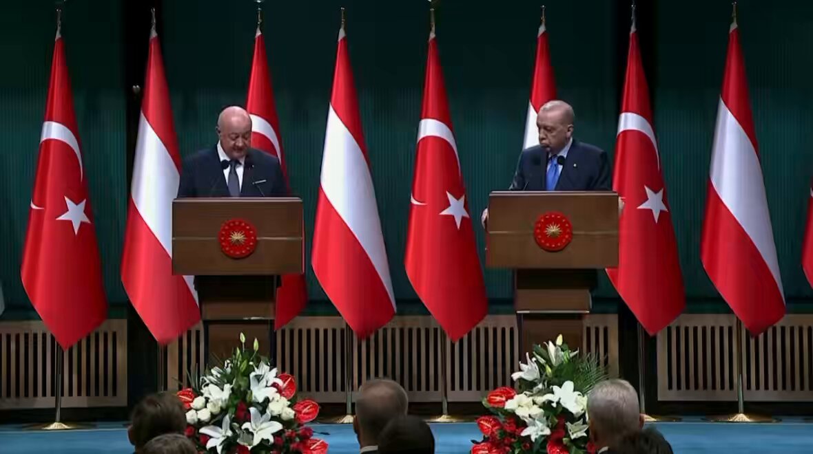 🔴Avusturya Şansölyesi Christian Stocker: “Türkiye çok önemli bir kilit ülke. Birçok dış güvenlik konusunda da böyle. Mesela Ukrayna'daki Rusya'nın saldırı savaşının sona ermesi gerekiyor. Türkiye'nin bu konudaki çabalarını takdir ediyoruz. Ben bu konuda Avusturya'nın tam anlamıyla sizi desteklediğini de ifade etmek istiyorum. Yakın ve Orta Doğu'ya baktığımız zaman Türkiye'nin sesinin bir ağırlığının olduğunu görüyoruz. Kalıcı bir şekilde Hürmüz Boğazı'nın açılması, seyrüsefer özgürlüğünün sağlanması çok önemli. Bu konuda da zaten hemfikiriz."