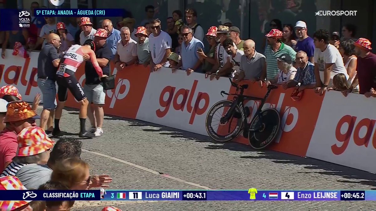 😳 VAYA IMAGEN QUE ACABAMOS DE VER EN PORTUGAL ❌🚴♂️ Un espectador se tiene que saltar las vallas para ayudar al ciclista Pedro Pinto, que cayó en plena CRI y al que se le vio con dificultades para levantarse #VP26 | #LaCasadelCiclismo