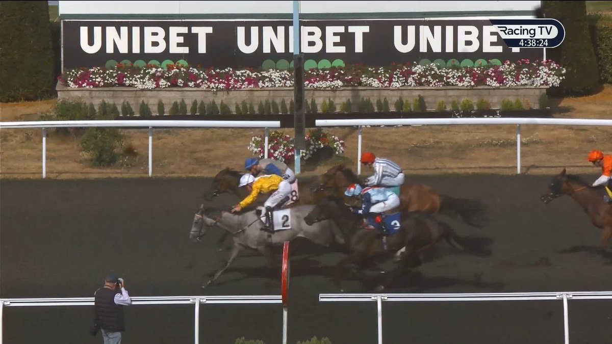Flightofthephoenix finishes best of all to narrowly deny Hot Silk in the Unibet 3 Uniboosts A Day Fillies' Handicap for Charlie Hills and Jason Watson 🤩