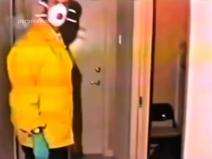 26 marca 1997 roku w Kalifornii znaleziono ciała 39 członków sekty "Heaven’s Gate". Wszyscy mieli na sobie identyczne czarne ubrania, nowe buty Nike, a w kieszeniach dokładnie 5,75 dolara na "kosmiczną podróż". Wierzyli, że za kometą Hale-Bopp ukrywa się statek kosmiczny, który zabierze ich do domu...