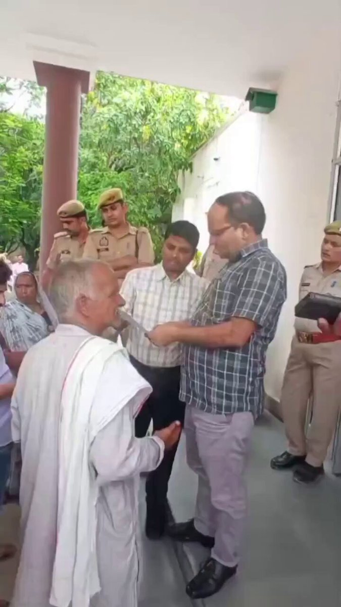 फरियादी -: साहब 2 साल से दौड़ रहे हैं समाधान करिए नहीं तो हम नहीं जाएंगे..! SDM-: नहीं जाओगे तो इलाज कर देंगे ! कानपुर में जलभराव और गंदगी की समस्या के जूझ रहे ग्रामीण SDM प्रद्युम्न कुमार के पास समस्या निस्तारण की फरियाद लेकर पहुंचे थे..! समाधान तो मिला नहीं लेकिन हां धमकी जरूर मिल गई..! पीड़ित ने कहां की साहब कई दिनों से चक्कर लगा रहा हूं समाधान नहीं मिला तो "नहीं जाऊंगा" साहब इतना सुनते ही आग बबूला हो गई और बोले - "नहीं जाओगे तो तुम्हारा इलाज कर देंगे" जनता की सेवा करने वाले अधिकारी अब जनता को डराने धमकाने लगे है..इसे तानाशाही रवैया कहा जा सकता है! आखिर ये नेता और अधिकारी खुद को समझने क्या लगे है..? इस देश में आम आदमी की कोई वेल्यू ही नहीं बची क्या..?