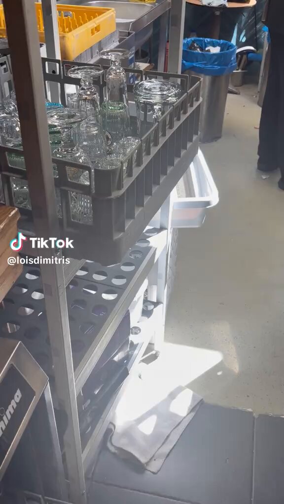 Λοιπόν αν εγώ ήμουνα στη θέση αυτού του παιδιού του λαντζιέρη θα τον είχα τραβήξει μια αγωγή τον μπουρτζόβλαχο απο το Νεοχώρι και θα τον έπαιρνα ενα εκατ. Ο άθλιος εβγαλε το παιδί που τρώει ενα σουβλάκι στα όρθια πανω απο τον σκουπιδοτενεκέ στο κάτεργο του και ζητάει και τα ρέστα