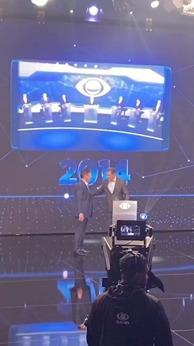 ▶️ VEJA: Tarcísio vai até Haddad e conversa antes de debate em São Paulo Minutos antes do início do debate, Tarcísio de Freitas se aproximou de Fernando Haddad e falou brevemente com o adversário, em cena que repercutiu nos bastidores do evento.
