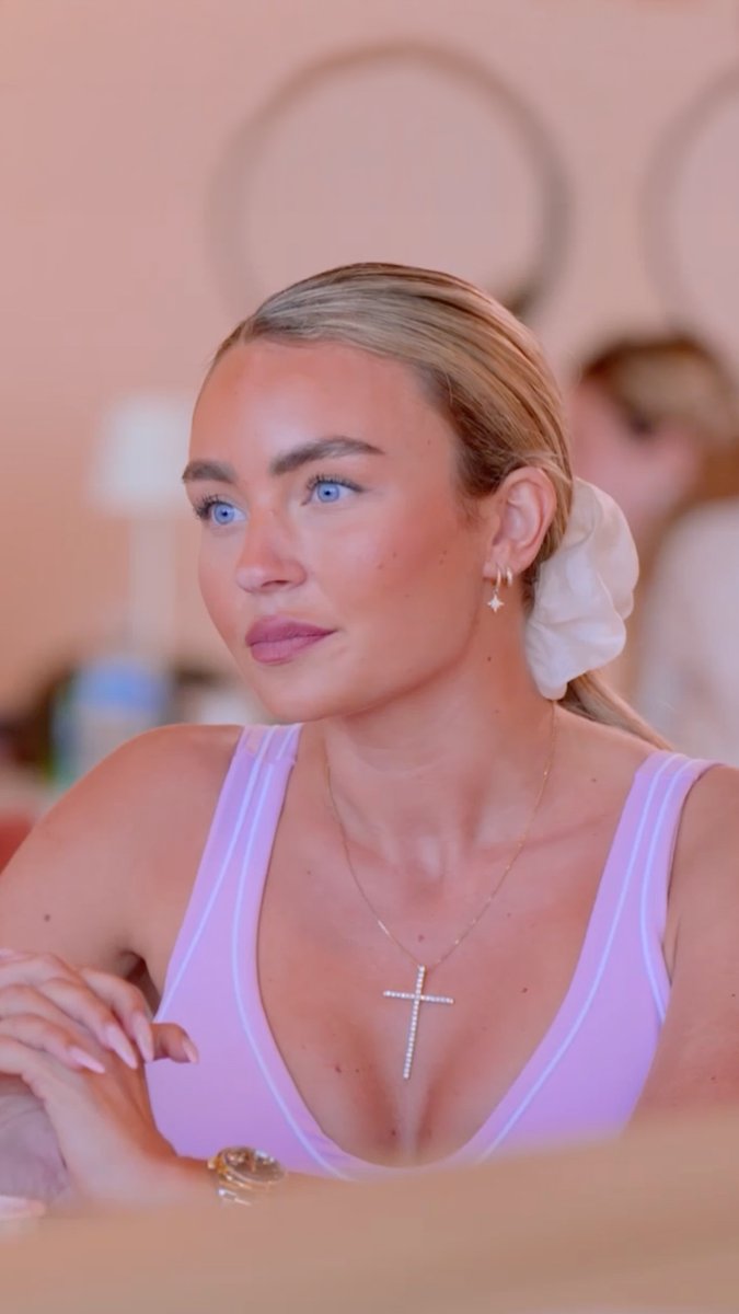The friendship has changed for Lauren and Junaid... 💔 #TOWIE