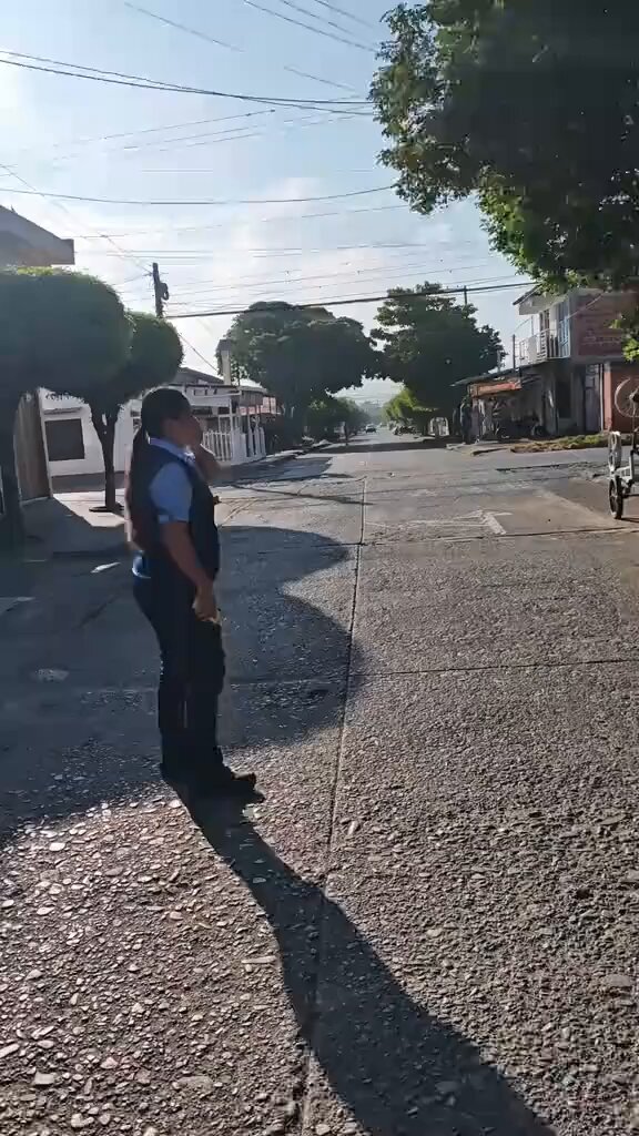 #Terromoto Una casa de 3 pisos terminó colapsando en medio del terremoto de 7.4 que se sintió en algunos departamentos del occidente de Colombia.