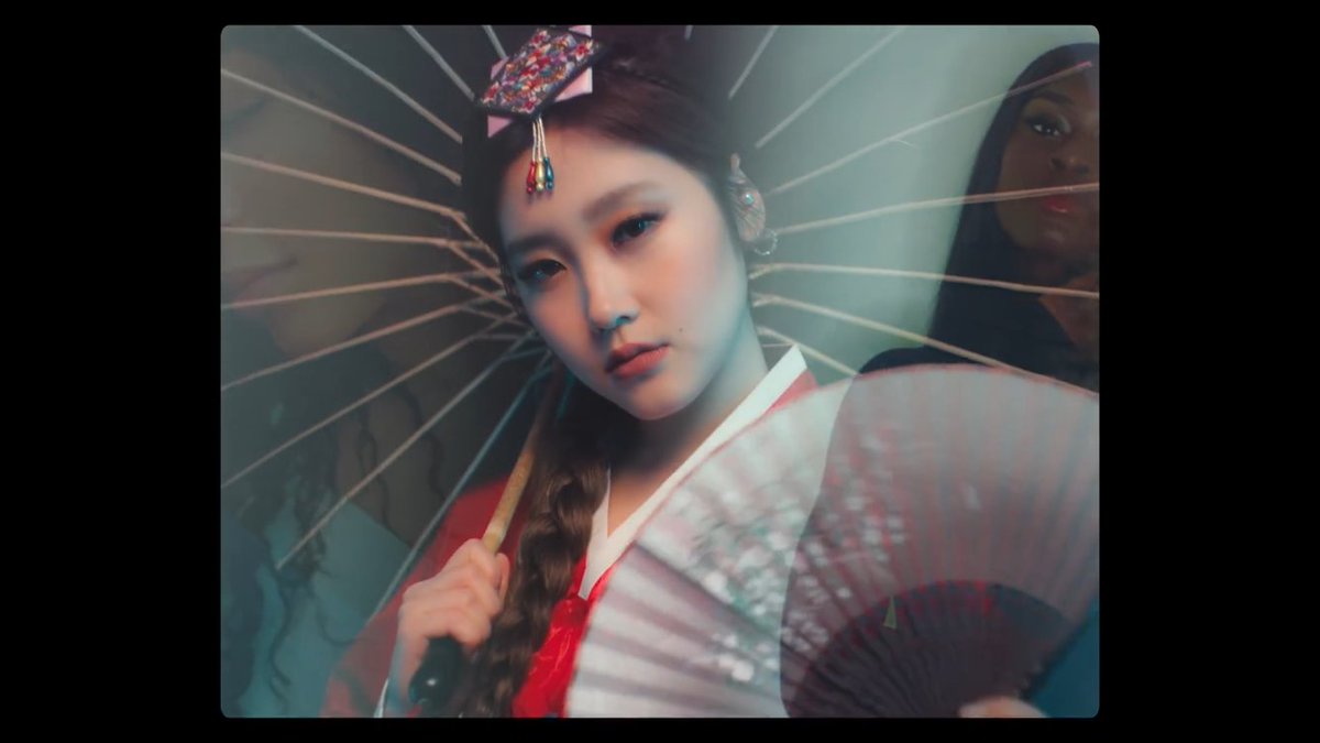 sinto que a gente fala muito pouco sobre o dueto da heyoon com o bailey nessa música