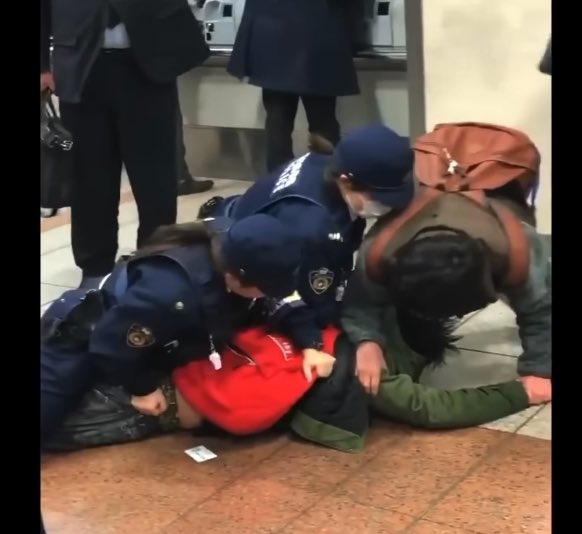 痴漢男さん 婦人警官に取り押さえられ歓喜。 近くに『お母さん!コンドーム買うからお金ちょうだい』って叫んでる別の変態がいるんだが…