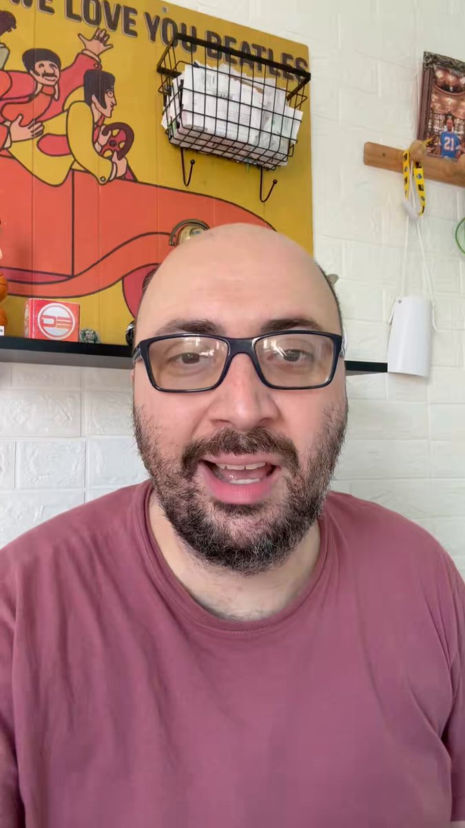 Exercício de interpretação de texto: ROGÉRIO CABOCLO NÃO É CANDIDATO A PRESIDÊNCIA DO SÃO PAULO. Ele apenas se colocou A DISPOSIÇÃO para ser candidato em uma plenária INTERNA da oposição, da qual, se por maioria decidir que será ele o candidato, teoricamente o apoiaria. Isso está escrito NO TEXTO que a assessoria de Olten Ayres subiu a pouco. Exercício de APURAÇÃO JORNALÍSTICA: Rogério Caboclo NUNCA SERÁ CANDIDATO a PRESIDÊNCIA DO SÃO PAULO pela OPOSIÇÃO. O seu candidato provável se chama Marcelinho Portugal Gouveia. Pode surgir outro nome? Sim, mas com chances bem pequenas. Contudo, esse outro nome NUNCA SERÁ CABOCLO. A discussão que se tem na chapa de oposição (grupos STP e NSP) é que ela não seja puro sangue (MPG, Flávio e Forjaz), e sim tenha um vice de outro grupo e até um candidato ao CD de grupo diferente. E aí entra outro detalhe dessa história. Exercício de APURAÇÃO JORNALÍSTICA: Rogério Caboclo pode ser candidato pela SITUAÇÃO, mas com um numero bem reduzido de grupos o apoiando. O candidato da situação hoje se chama Adilson Alves Martins. Contudo, ele está passando por questões pessoais que podem não ser resolvidas a tempo de lançar sua candidatura. Caso ele não saia, a situação NÃO TEM OUTRO NOME. Massis é amplamente REJEITADO por quatro dos cinco partidos que o apoia - o único que o defende é seu próprio grupo, o vanguarda. Um nome que se pensou em colocar como plano B é João Farias, do participação. Contudo, ele passou por uma cirurgia recente e não tem condições médicas de ser candidato. É aí que entra o Caboclo. Olten, sabedor disso, articula com alguns nomes a possibilidade de fechar chapa com dois dos cinco grupos situacionistas: Legião e Vanguarda (sim, o mesmo grupo de Massis). Nesse desenho, o vice poderia vir do Legião e Marcelo Pupo seria o candidato ao CD. Porém, isso terá um preço alto. Os grupos SSP, Sempre Tricolor e Participação NÃO APOIAM a candidatura de Caboclo. O Legião, caso apoie, seria rachado, perdendo cerca de 15 conselheiros. Todo esse movimento migraria para MPG que costura um acordo para ter Adilson Alves como seu vice, satisfazendo o NSP, exemplo. Informar não é forçar a barra. Continuamos nas apurações.