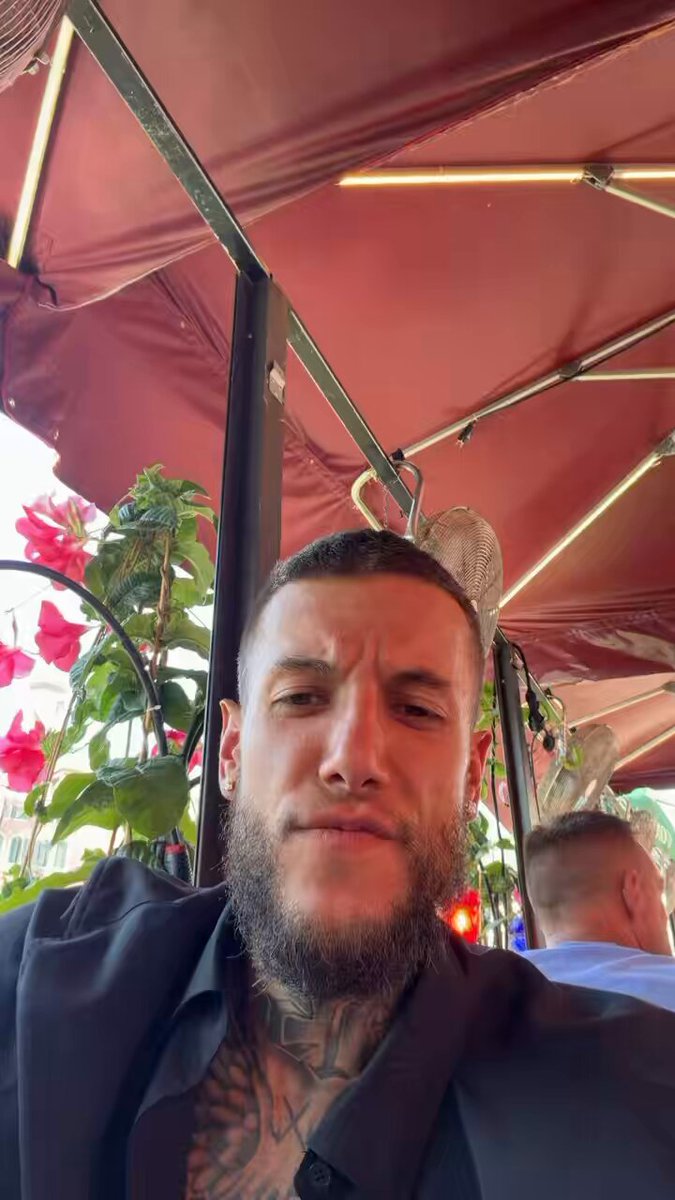 YO ESTOY EN VENEZIA ITALIA 🇮🇹🔝🔝🔝 ALMORZANDO TRANQUI USTEDES BARATS ?