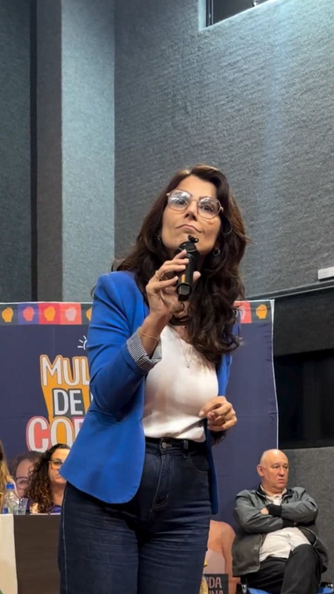 Flavio Bolsonaro disse que fez duas filhas para cuidarem dele quando ficar idoso. A nossa luta é para que todos tenham acesso a uma política de cuidados, não para que as mulheres sejam eternamente responsáveis pelo cuidado com os filhos e idosos.