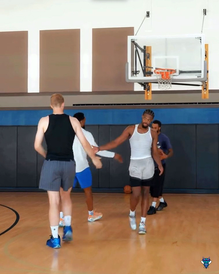 Liam McNeeley putting up shots with Dennis Smith Jr. (📹 shotbyberk/IG)