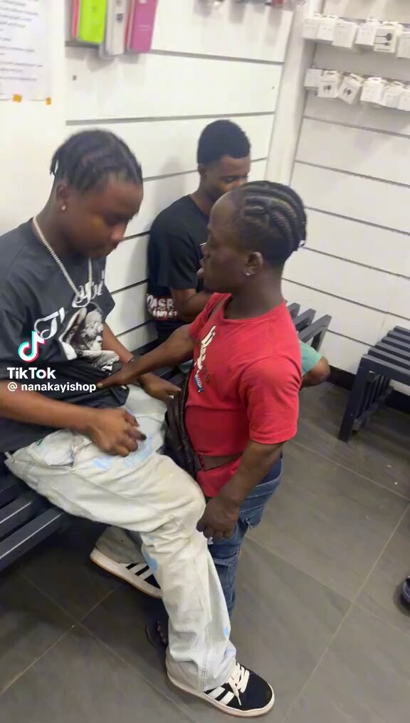 Such a stopid guy🤣 Someone who can pull knife on his manager u guys say u dey beg gv am? Twea make he dey ein street like that🤣💔 Jon kpu sane