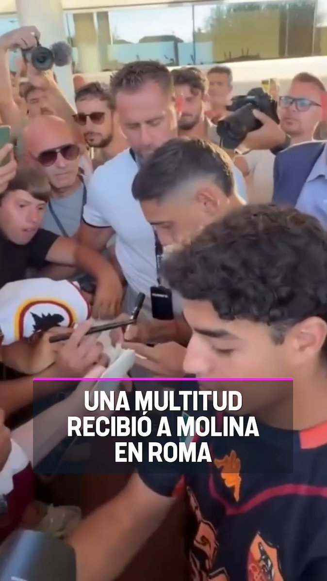 ¡DESCONTROL EN ITALIA POR MOLINA! 🇮🇹 🇦🇷 Nahuel Molina arribó a Italia para sumarse a Roma y fue recibido por UNA VERDADERA MULTITUD 😧 🎥 @ilromanistaweb