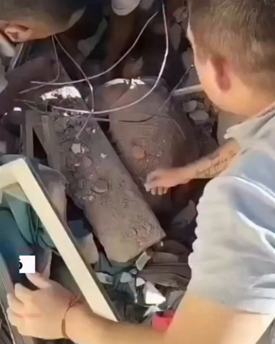 🔔#colombia🇨🇴 En medio de la destrucción provocada por el terremoto en Cali, los equipos de rescate vivieron un momento de esperanza al encontrar con vida a una persona y su bebé entre los escombros. Ambos fueron rescatados y entregados a salvo, desatando la emoción y celebración de los rescatistas, quienes calificaron el momento como un verdadero milagro en medio de la tragedia.