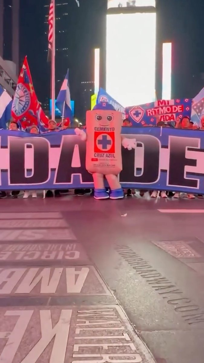 La afición del Cruz Azul se adueñó de Times Square antes de su enfrentamiento contra el NYFC 🚂🔵. Vía: @cruzazul