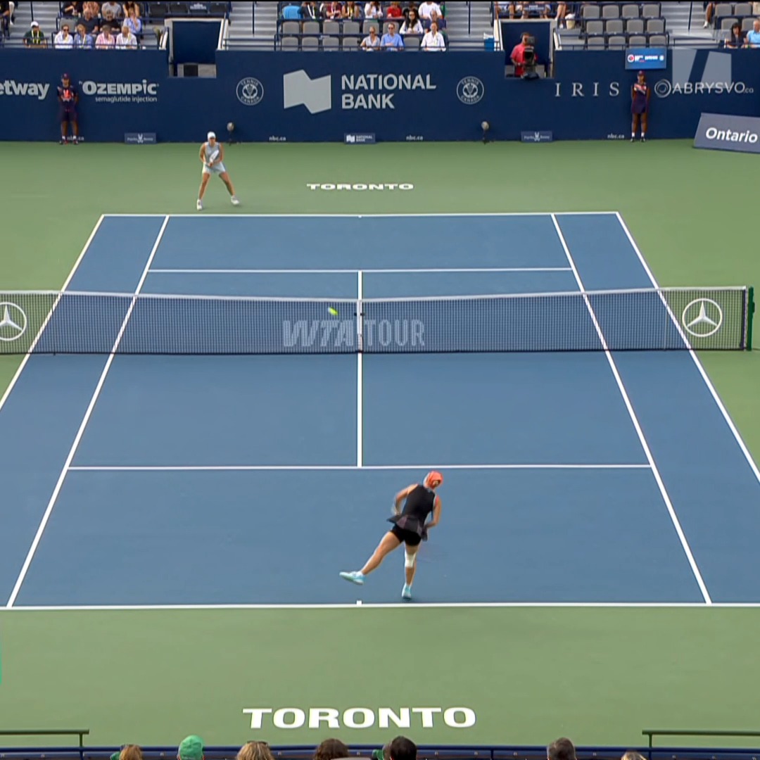 We're underway in Toronto 🤩 Iga Swiatek dictating play early 🔥 #NBO26