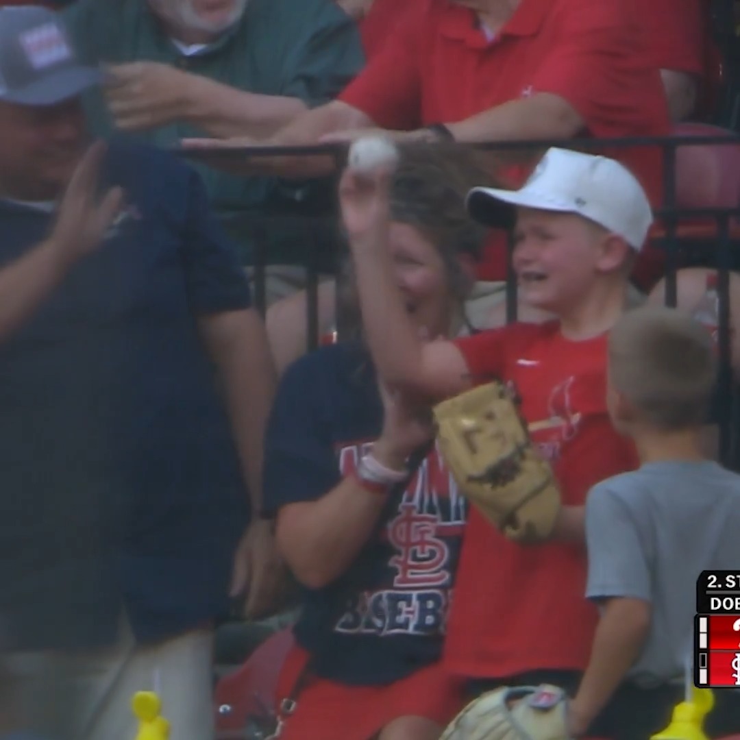 This young fan was thrilled after catching a foul ball 🥹