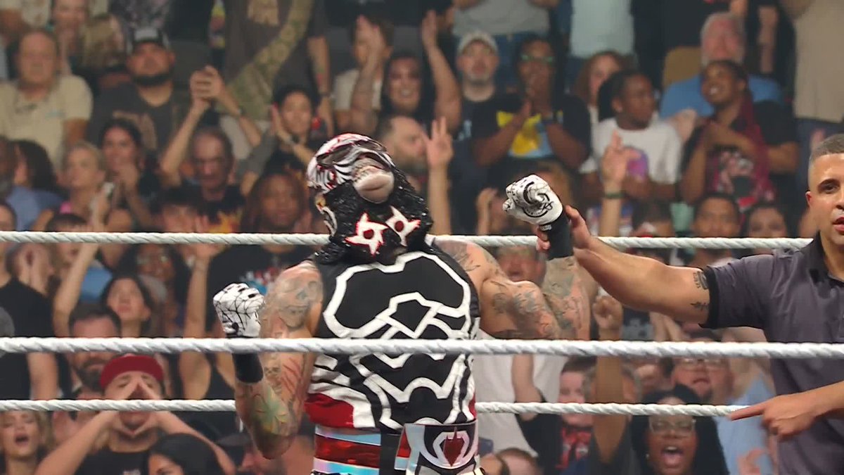 Penta vence a Laredo Kid en el torneo para enfrentar a Roman Reigns en México por el Campeonato Mundial Pesado 🇲🇽😎👌 #WWERaw