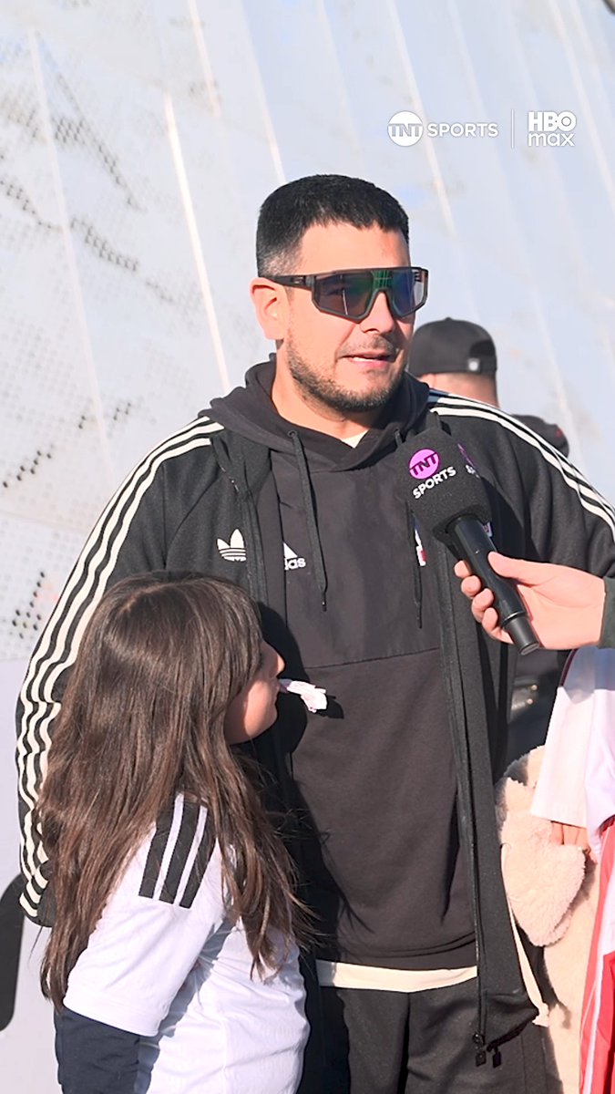 🥹🏁🇨🇱 ¡Hasta la lágrimas! Este hincha de #ColoColo nos regaló este bello momento junto a su hija en el triunfo de los Albos ante Unión La Calera, duelo que coincidió con el día del niño. ¡Disfruta la #LigaDePrimeraMercadoLibre 2026! Suscríbete a #TNTSportsenHBOMax 📲