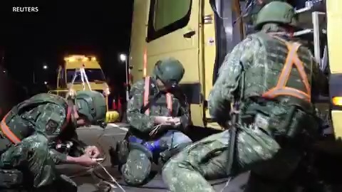 台湾正在进行历来规模最大的汉光演习。此次汉光42号演习是为了在检验台湾军队近年推动实战化训练的成效。台湾周一(8月10日)首次在演习期间，将大片地区的行动网路降速，以模拟中国发动攻击或发生自然灾害时可能出现的通讯中断情况。 更多内容👉