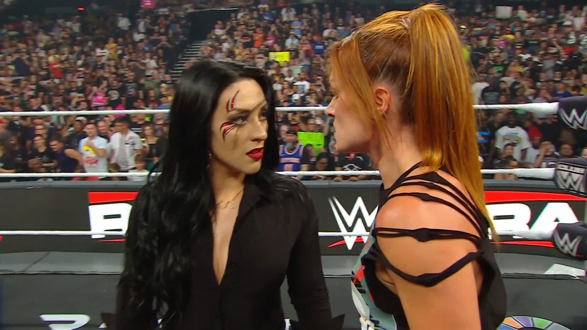 Stephanie Vaquer y Becky Lynch saben muy bien que solamente una de ellas puede quitarle el título a Liv Morgan 💥👊 #WWERaw