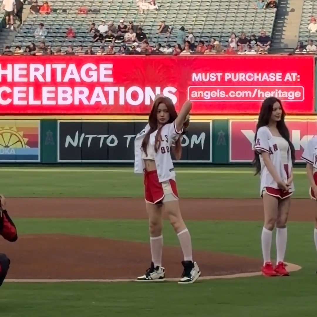 KiiiKiii threw out the first pitch tonight at the Los Angeles Angels game 🤩