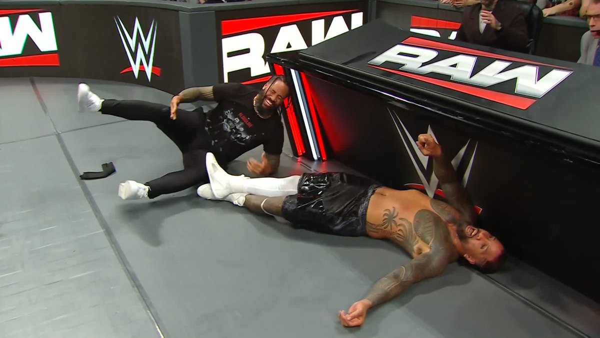 OH MY 😳 Jey Uso has pinned Solo Sikoa!
