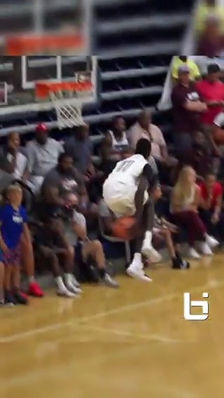 I don't think we will ever see a better in-game dunk than this 🤯