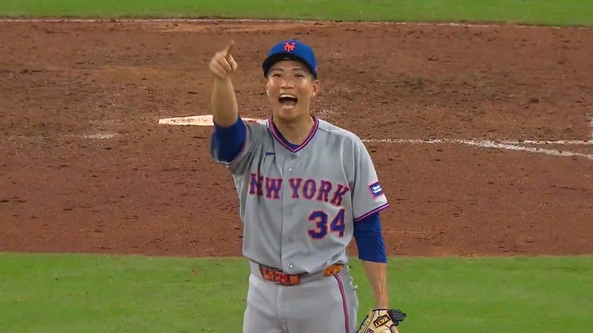 Kodai Senga wanted the ball from his first MLB save … But Carson Benge didn’t get the message 🤣