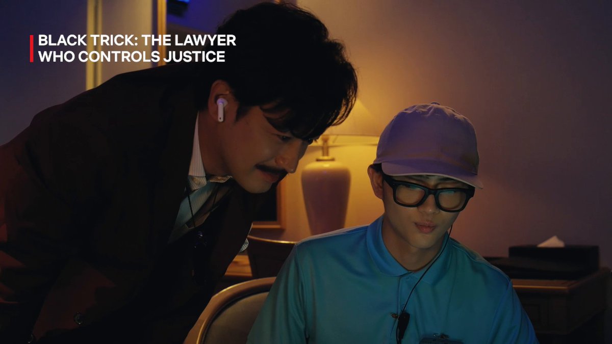 Seorang mantan pengacara jenius yang jago bohong, bekerja sama dengan pengacara elit untuk mengungkap kebenaran. Black Trick: The Lawyer Who Controls Justice udah tayang di Netflix!
