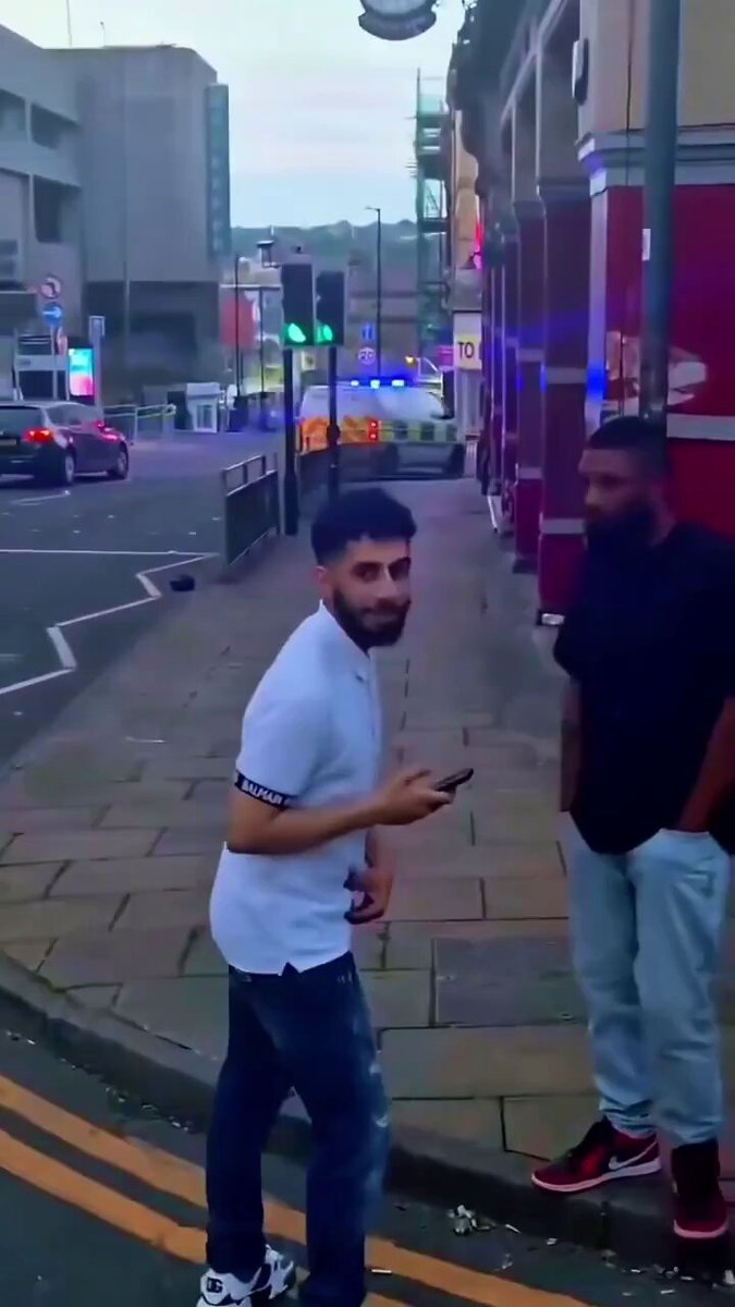 🇬🇧 O Mohamed achou uma grande ideia dar um soco no policial britânico. Acabou na cadeia, mas esses selvagens parecem muito à vontade atacando policiais na Inglaterra.