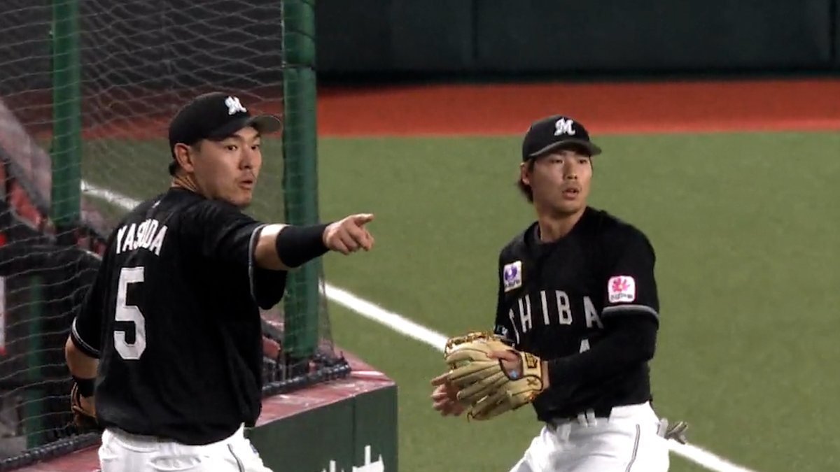 サード #安田尚憲 フェンス際のフライを追う🏃‍♂️追う💨 いや 落下点ここでしょ👀と #友杉篤輝 がしっかりキャッチ👏 #chibalotte #ベースボールLIVE で配信中[初月無料]