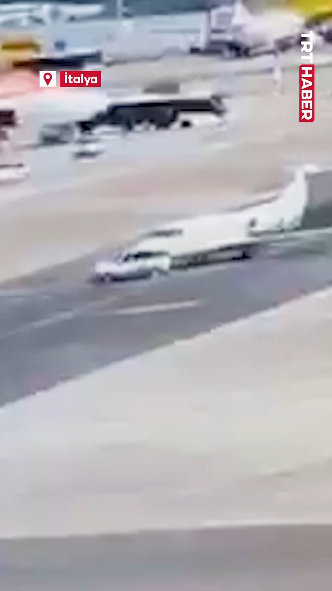 İtalya'da araba ile uçak çarpıştı.