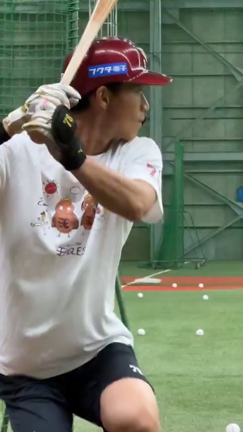 \#吉野創士 選手が一軍合流✨⚾️💚/ バッティング練習前には 「いい靴履いてんなぁ😏」と下園コーチに早速突っ込まれていた吉野選手😌🤍 カラフルなシューズを履いてバッティング練習です🥾🎨 #RakutenEagles #強鷲革新