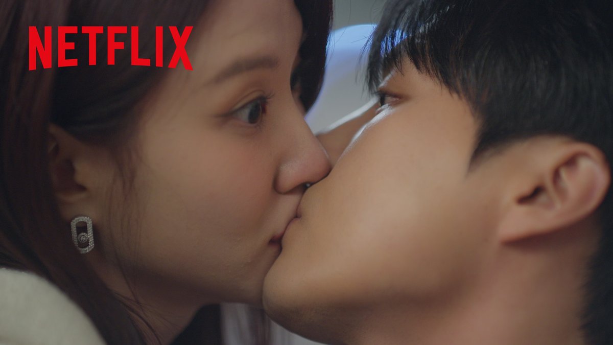 触れたら霊が見える2人に これぞラブコメ!?な アクシデントキス! 「触れてないわよね?」 あわてて否定したけど どう見ても… #恋は命がけ #SpookyinLove
