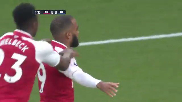 On this day in 2017: Arsenal came from behind to beat Leicester 4-3 on a dramatic opening night of the Premier League season. 🤯🔊 🔴 Lacazette (2’) 🔵 Okazaki (5’) 🔵 Vardy (29’) 🔴 Welbeck (45+2’) 🔵 Vardy (56’) 🔴 Ramsey (83’) 🔴 Giroud (85’)