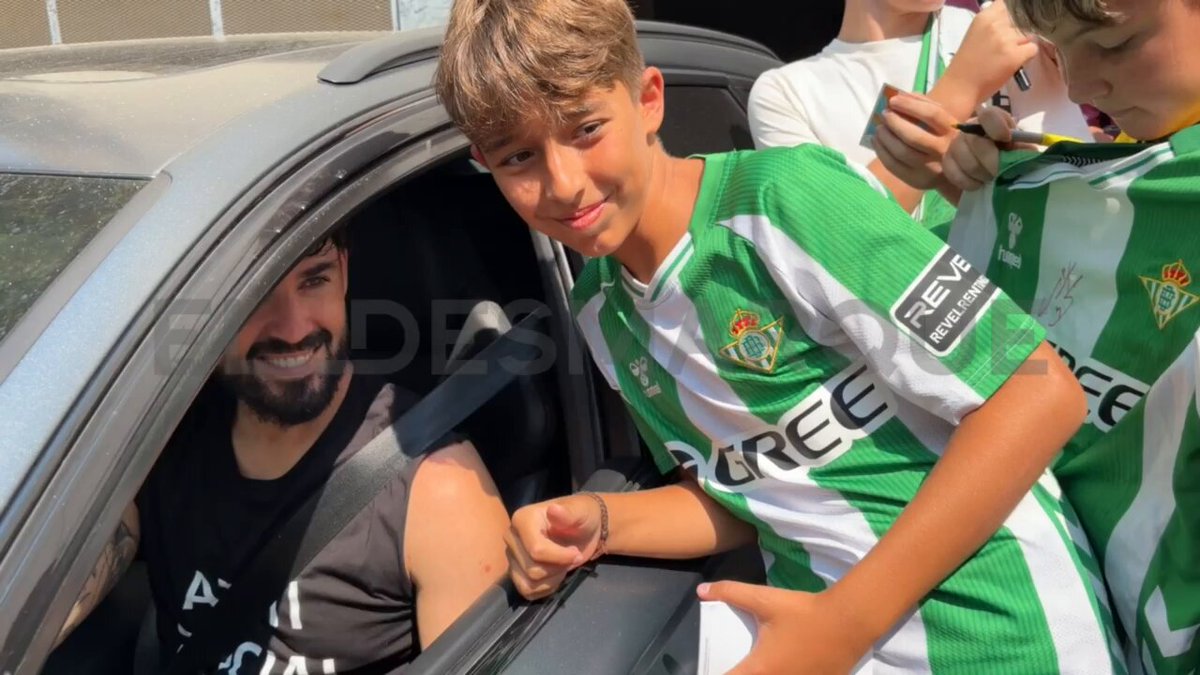 💚 Una muestra clara de por qué Isco Alarcón es el gran ídolo de la afición del Betis. 🙏 "Le hemos pedido a la Virgen del Rocío que no te lesiones más". 🖇️ 🖇️