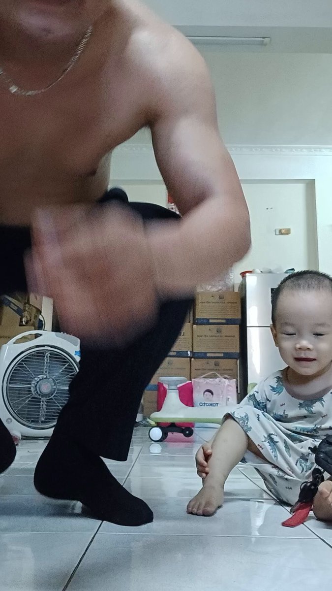 Lại là 1 ngày oi ả hít đất cùng cái đuôi của mình. Làm 2 set mà mồ hôi ra phê quá chi là phê #nguyenchinhcafe #chinhnongsansach