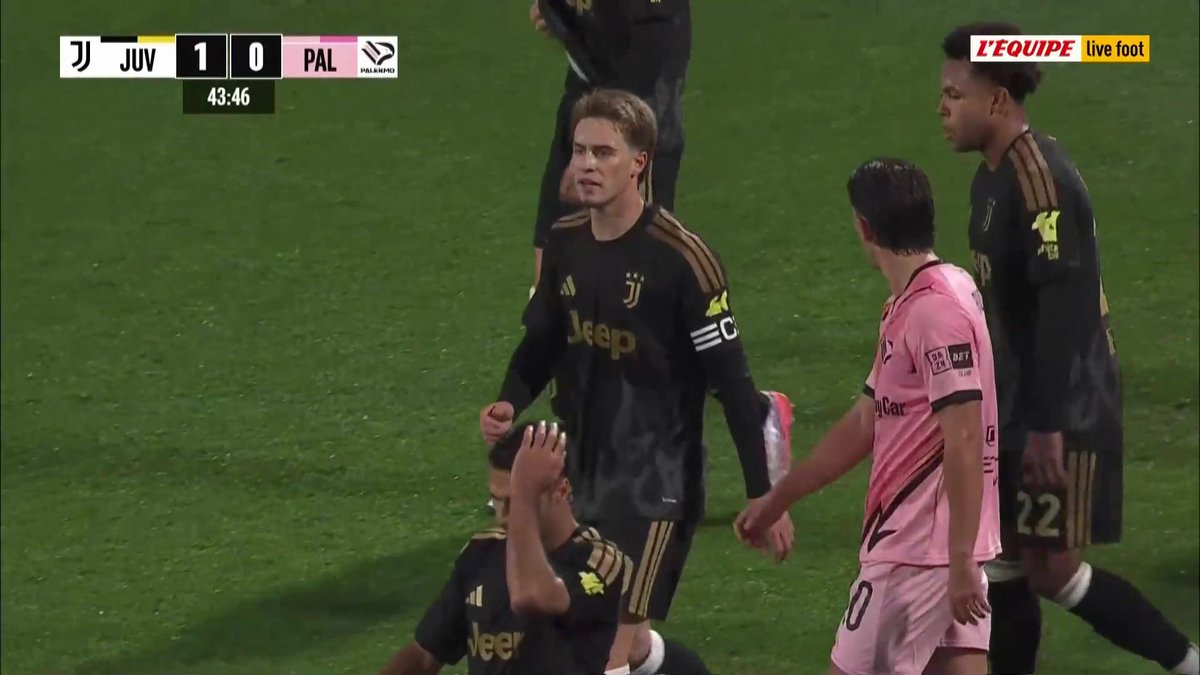 Kenan Yildiz pour le 1-0 ! Le Turc est bien placรฉ pour marquer le premier but de la Juventus contre Palerme en match amical Pour suivre le match > #lequipeliveFOOT