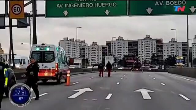 Autopista 25 de Mayo, imposible: chocó una moto a la altura de Carabobo sentido hacia el centro y el SAME aéreo trabaja en el lugar para trasladarlo a un hospital. Por otro lado, hay un camión detenido en la subida de Ingeniero Huergo. Via TN - Todo Noticias